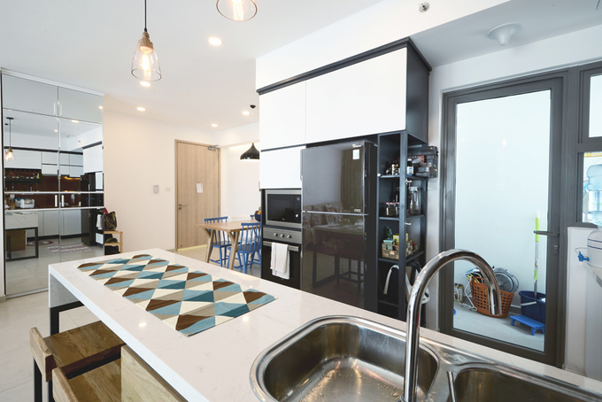 Khu vực bồn rửa kết nối với đảo bếp đóng vai trò như bàn ăn sáng đẹp mắt.