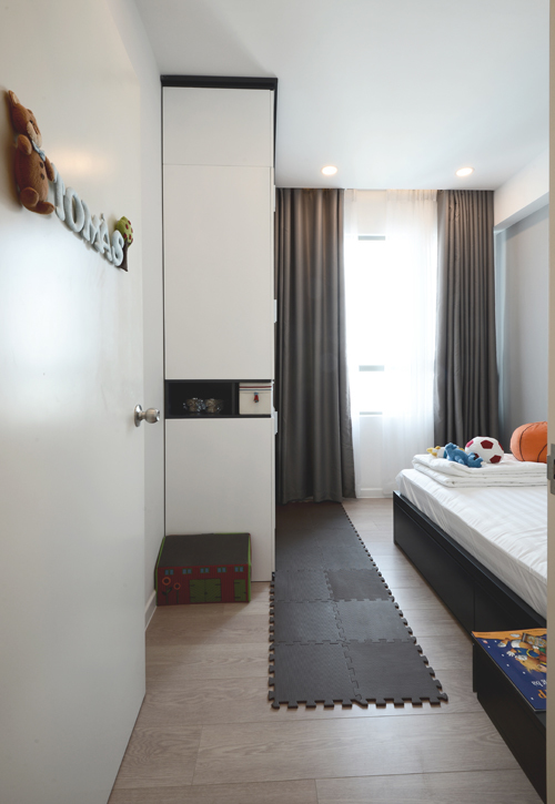 Phòng ngủ của bé trai cũng hết sức đơn giản trong khâu thiết kế.