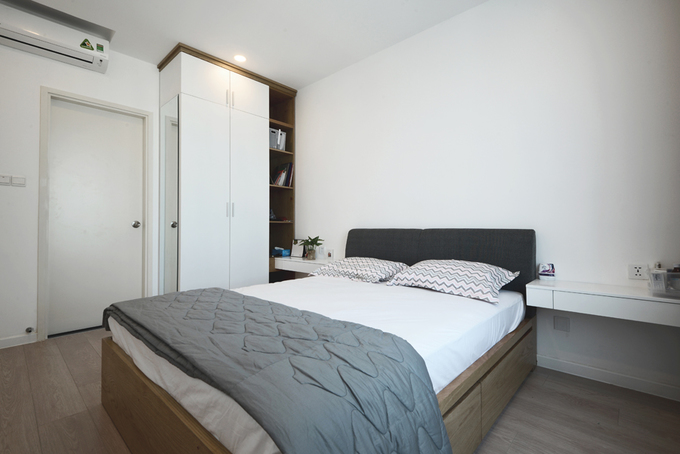 Sắc trắng tiếp tục là gam màu chủ đạo trong phòng ngủ master. Ngoài ra là các gam màu xám, nâu của nội thất gỗ tạo sự ấm cúng cần thiết.