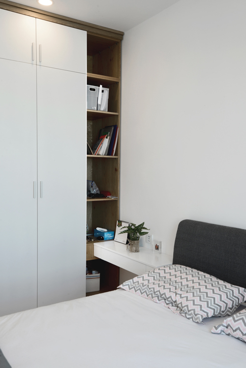 Tận dụng góc chết của phòng ngủ để thiết kế kệ hốc xinh xắn.