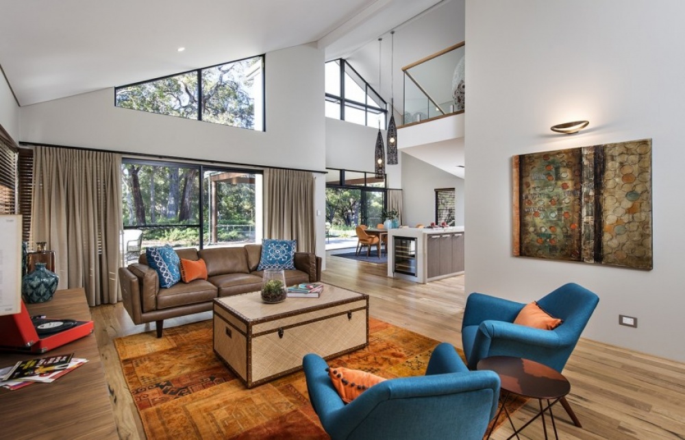 Phòng khách đẹp với nhiều cửa sổ, giúp tăng ánh sáng và hút sinh khí