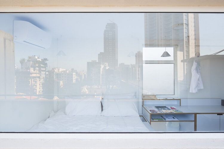 Tổng thể phòng ngủ khi được nhìn từ ngoài vào.